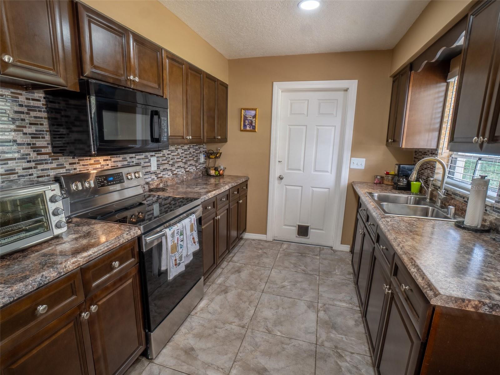 Image 8 of 25 For 998 Field Street