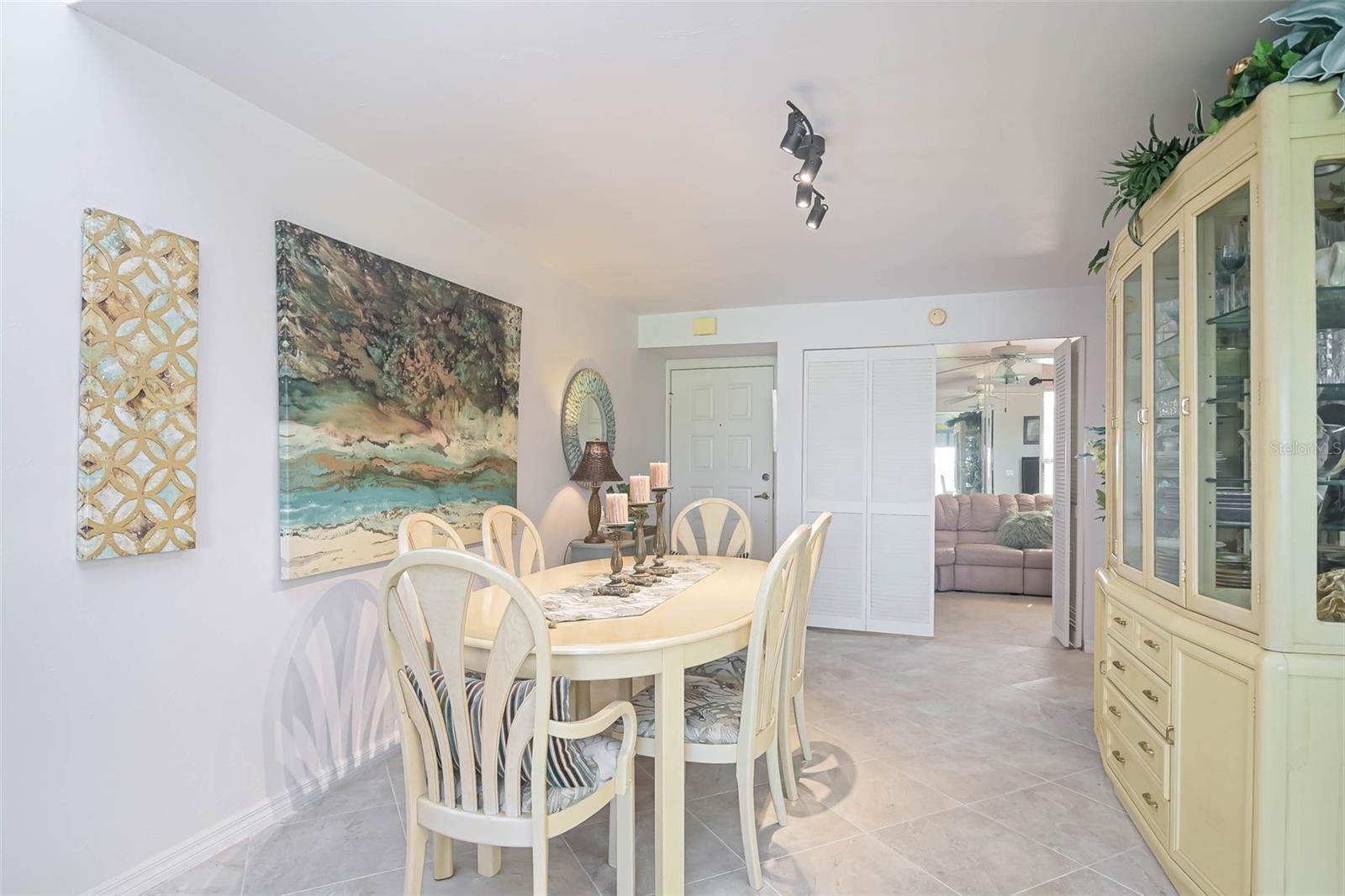 Image 8 of 30 For 5845 Trailwinds Drive 531