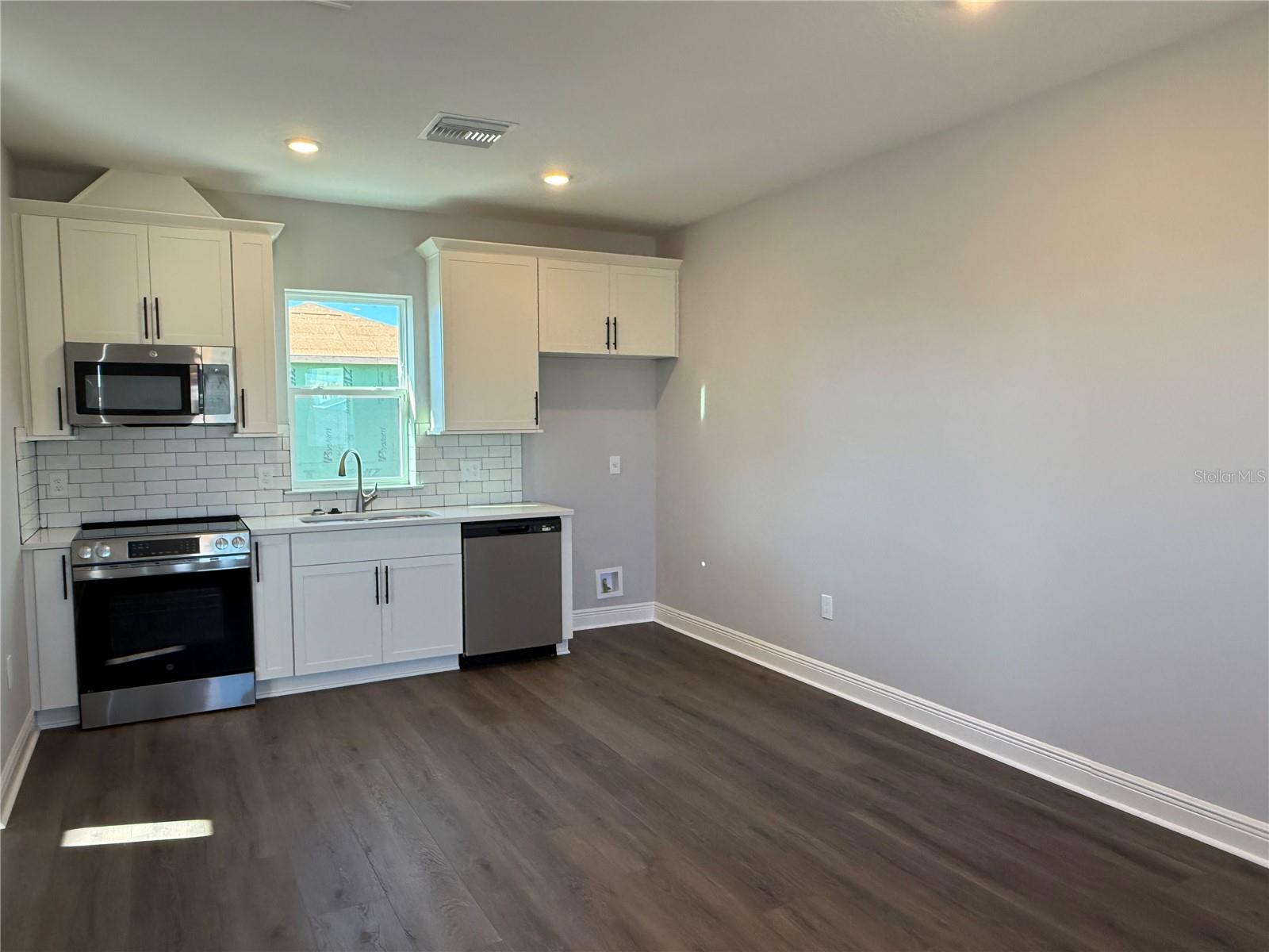 Image 23 of 43 For 10004 Fiddley Alley