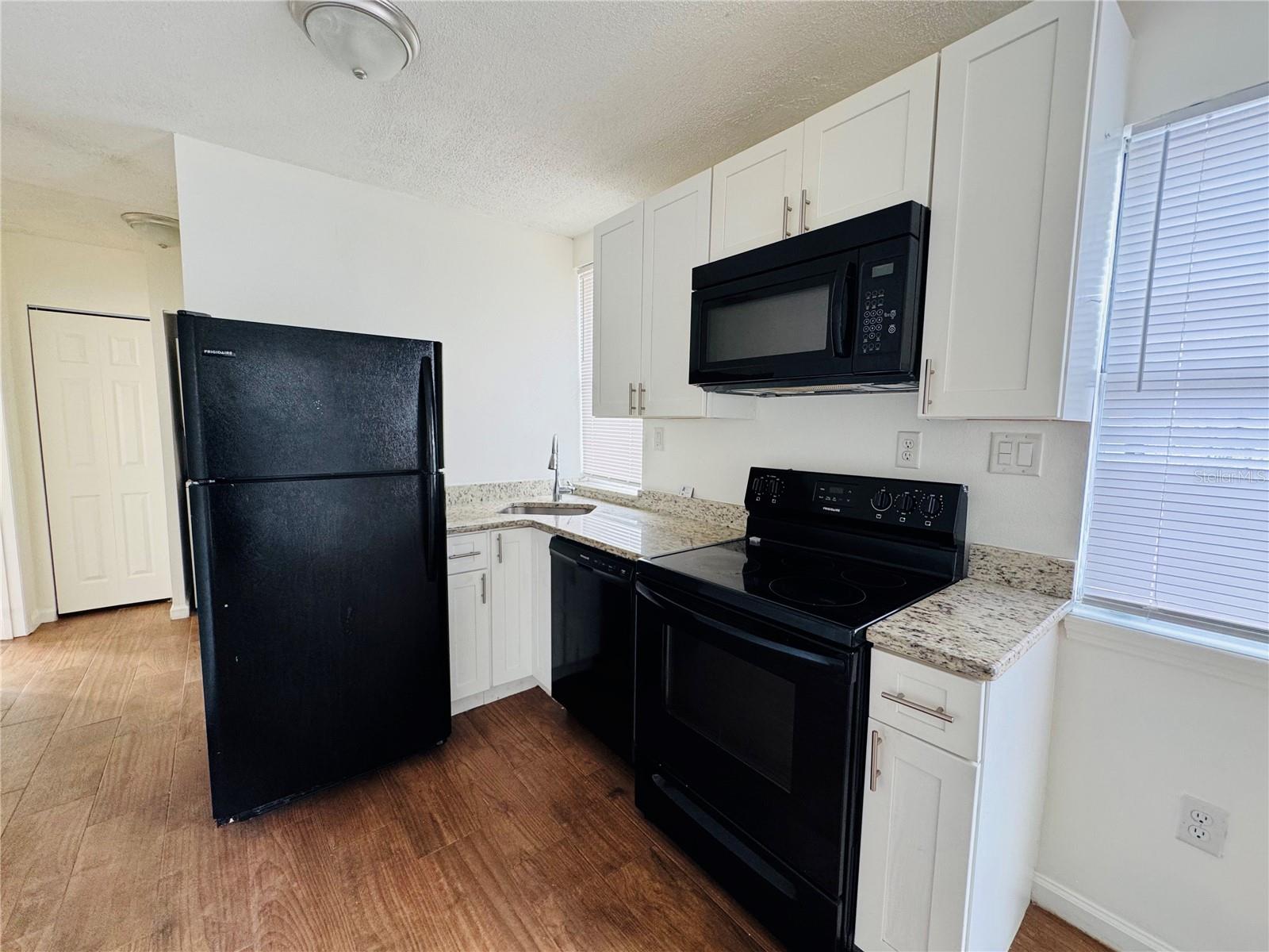 Image 3 of 17 For 113 Avenue C Se B