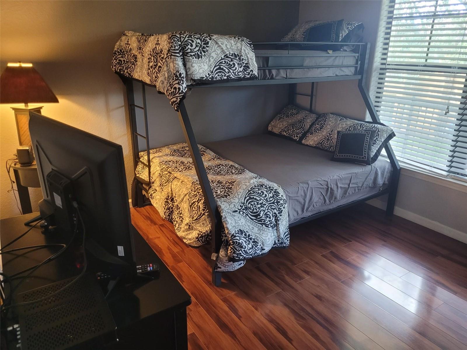 Image 6 of 16 For 910 Charo Parkway 323