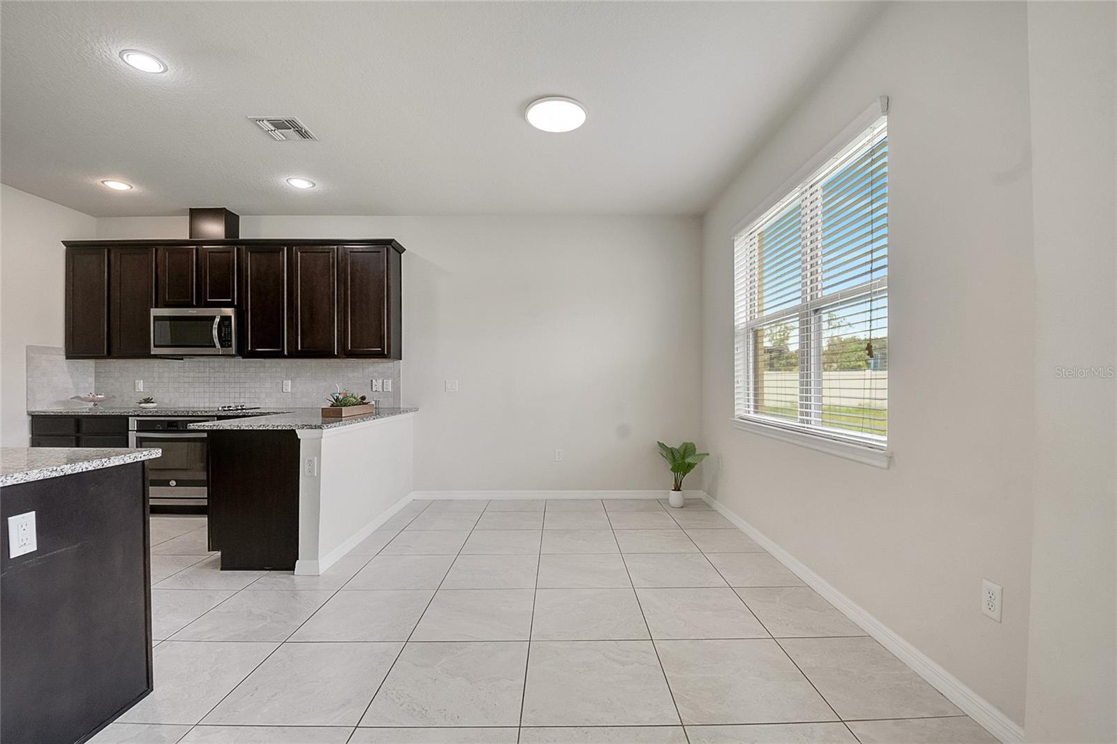 Image 19 of 41 For 247 Domus Lane