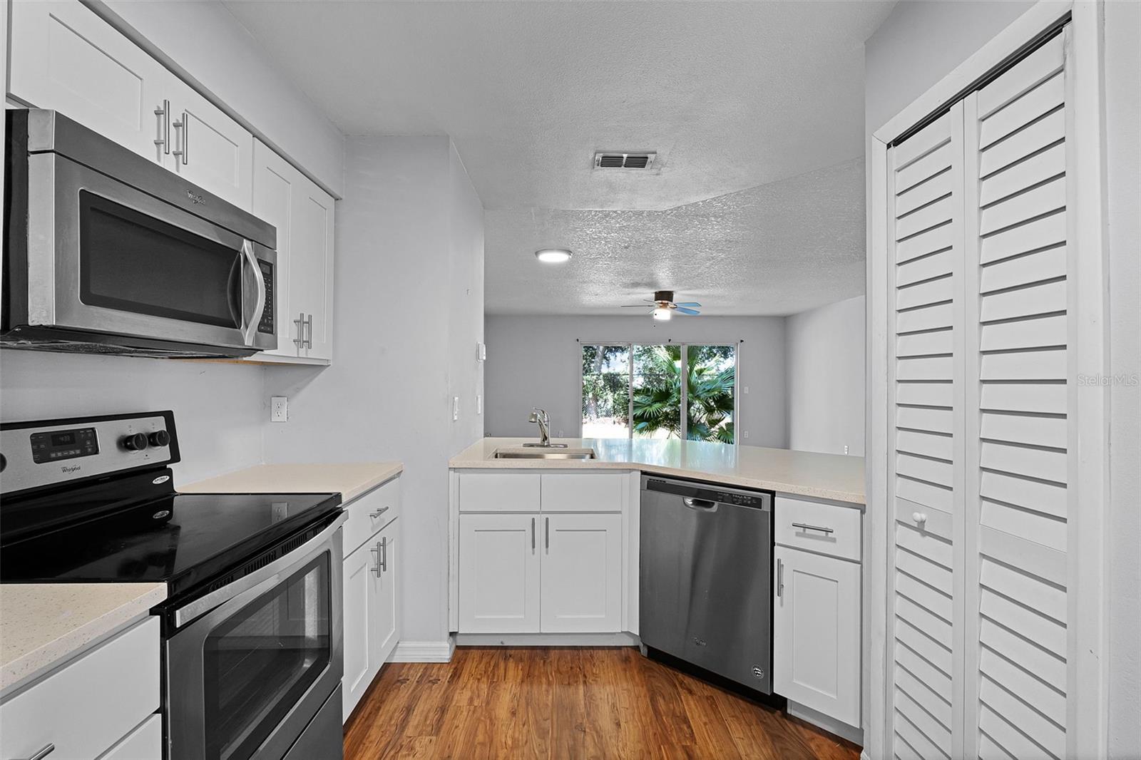 Image 12 of 31 For 4837 Walden Circle 11