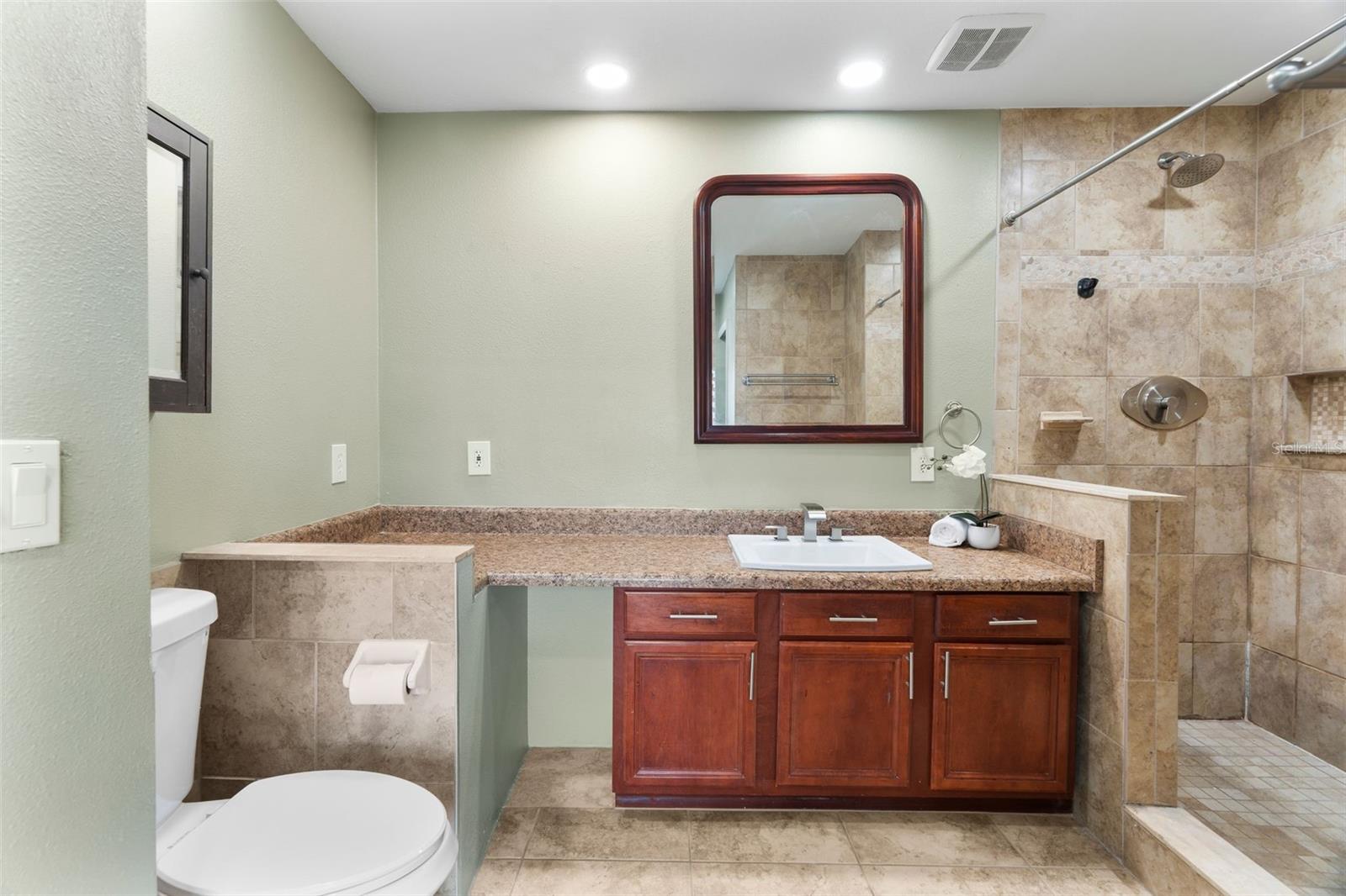 Image 18 of 33 For 1001 Knoll Wood Court