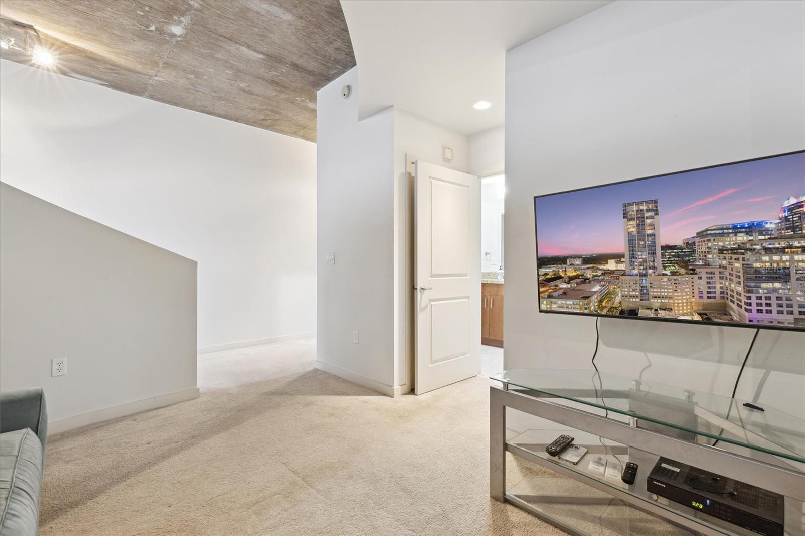Image 12 of 43 For 155 Court Avenue 2609