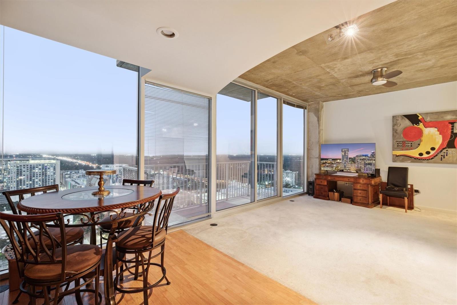 Image 16 of 43 For 155 Court Avenue 2609