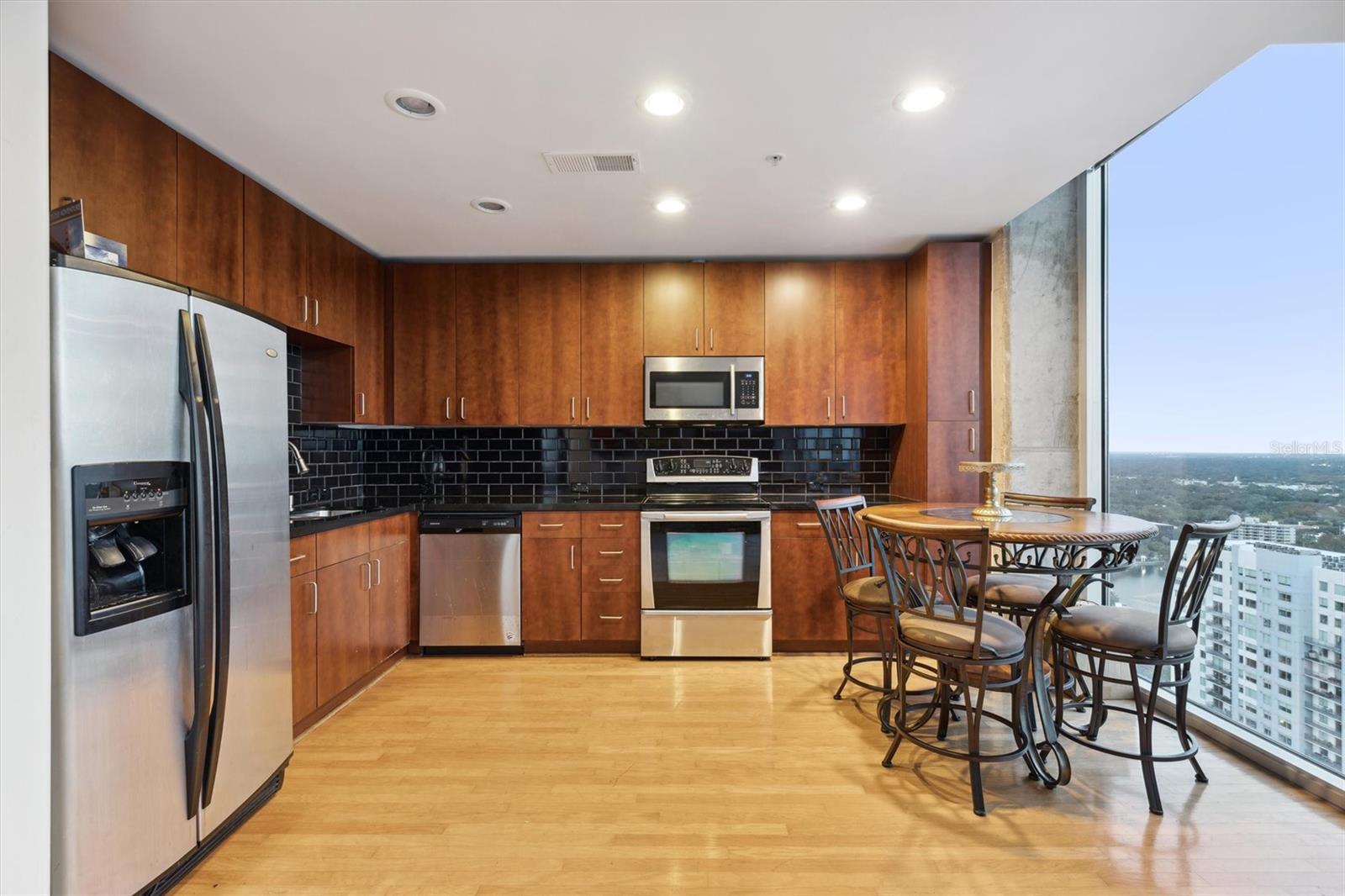 Image 20 of 43 For 155 Court Avenue 2609