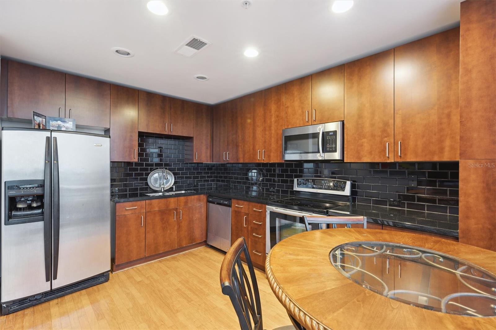Image 21 of 43 For 155 Court Avenue 2609