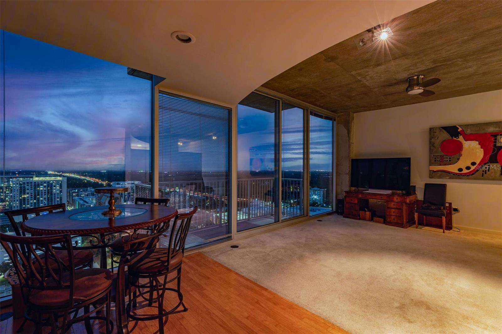 Image 3 of 43 For 155 Court Avenue 2609