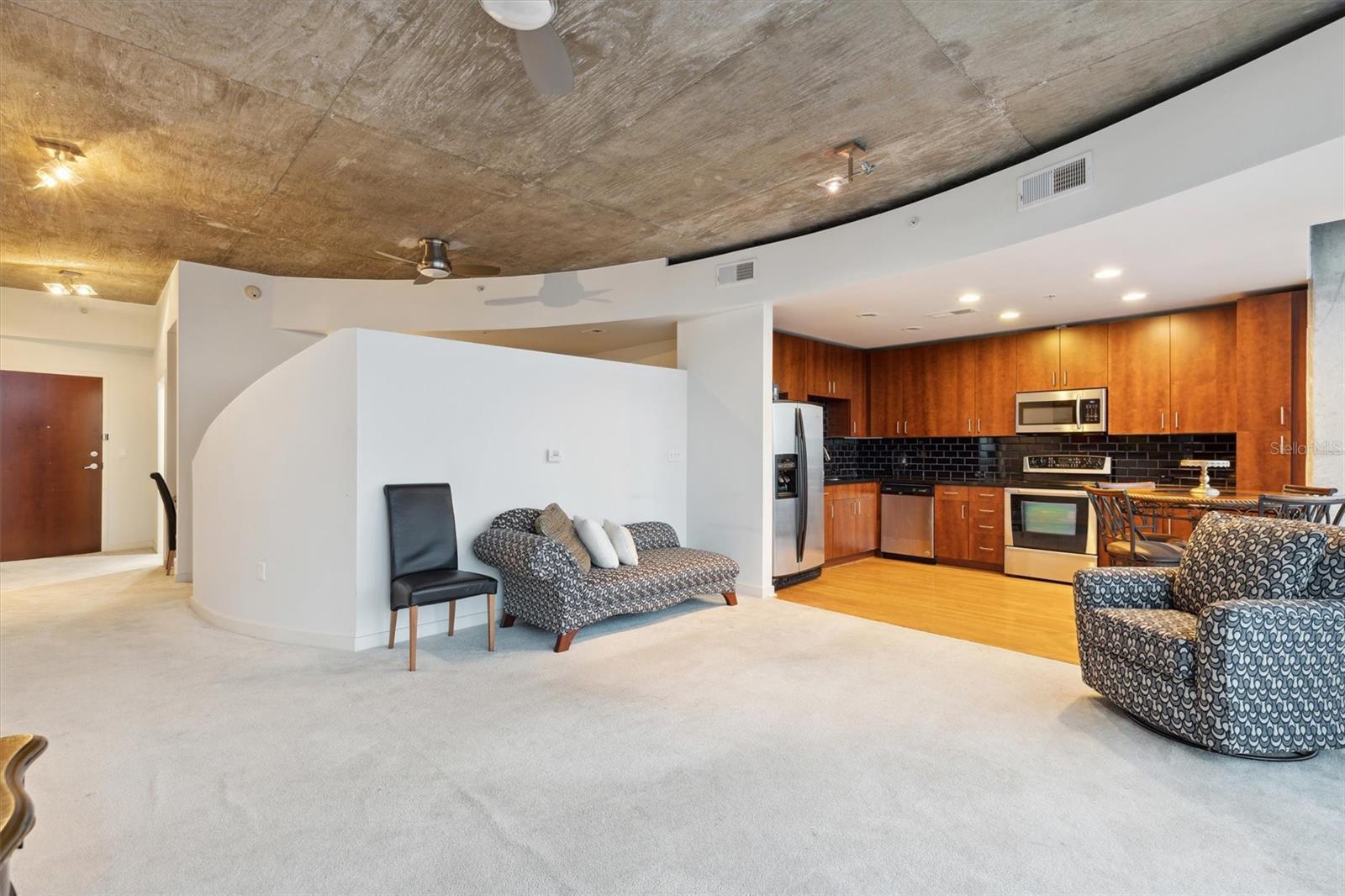 Image 7 of 43 For 155 Court Avenue 2609
