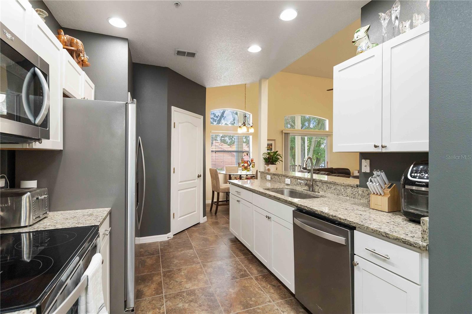 Image 10 of 30 For 698 Seabrook Court 206