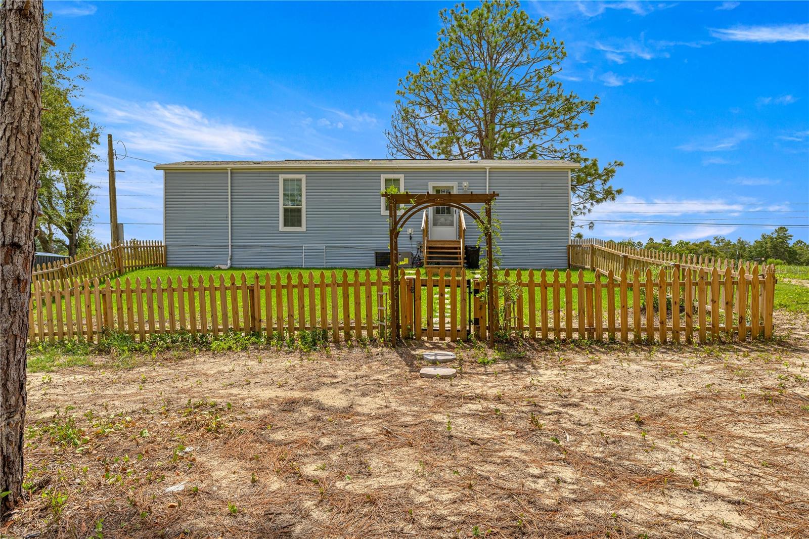 Image 15 of 33 For 15901 113 St Rd
