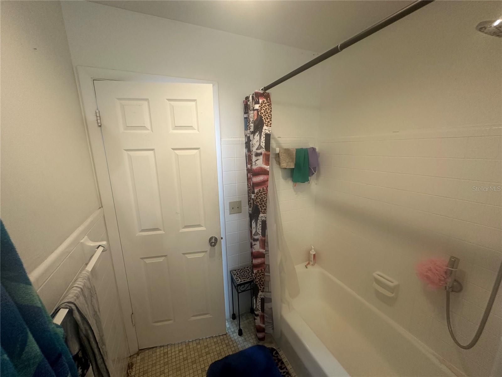 Listing photo id 10 for 2841 Duncan Street