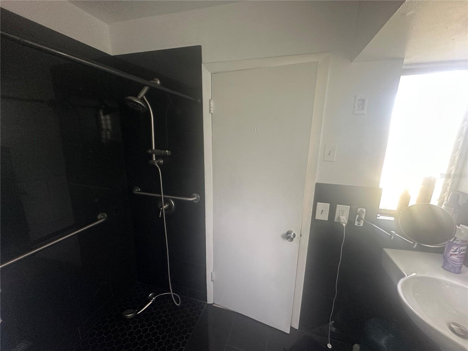 Listing photo id 12 for 2841 Duncan Street