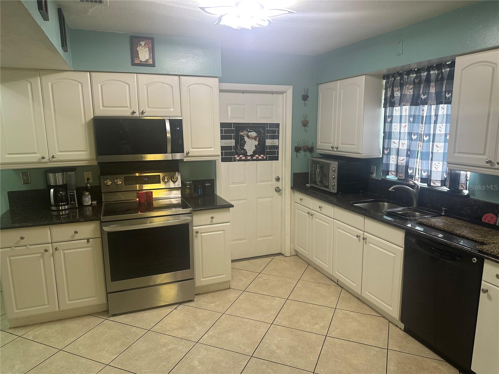 Listing photo id 0 for 2841 Duncan Street
