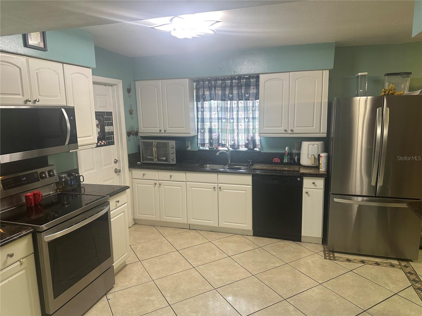 Listing photo id 1 for 2841 Duncan Street