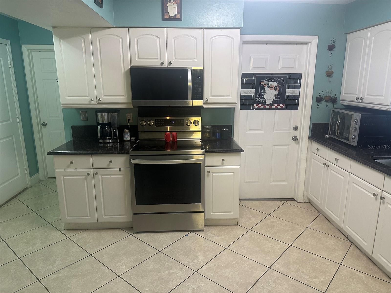 Listing photo id 2 for 2841 Duncan Street