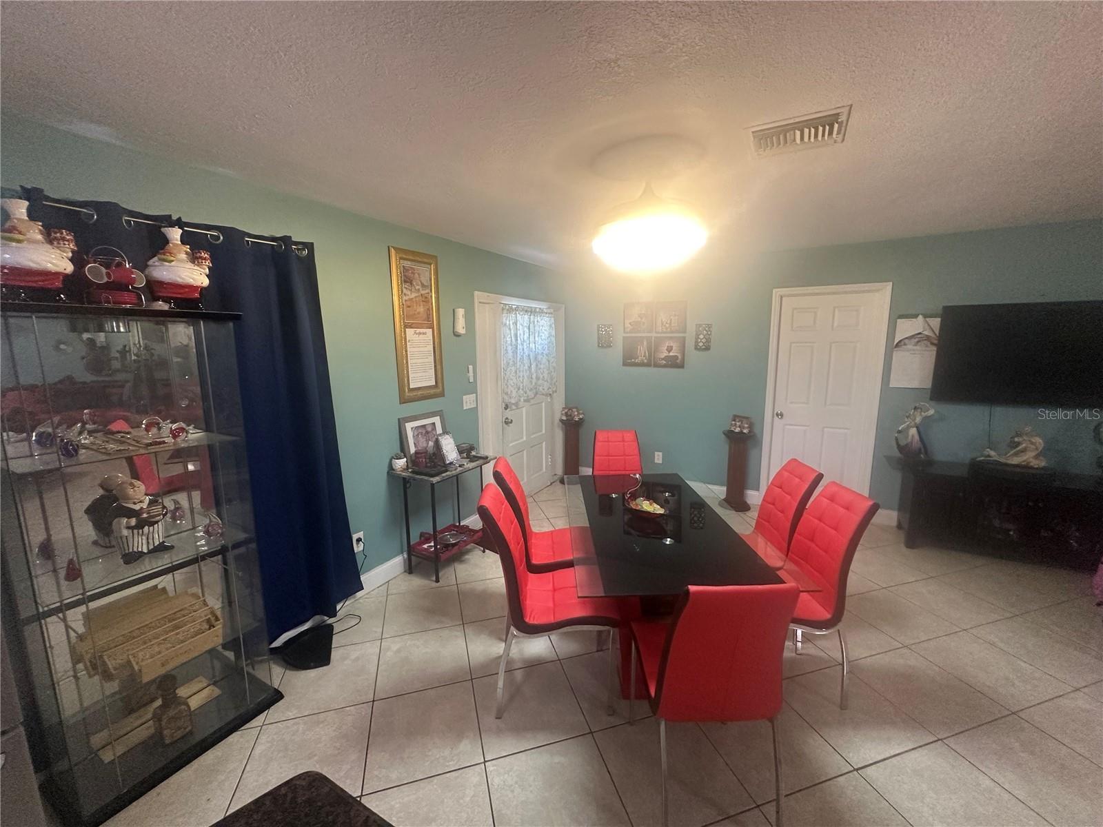 Listing photo id 6 for 2841 Duncan Street