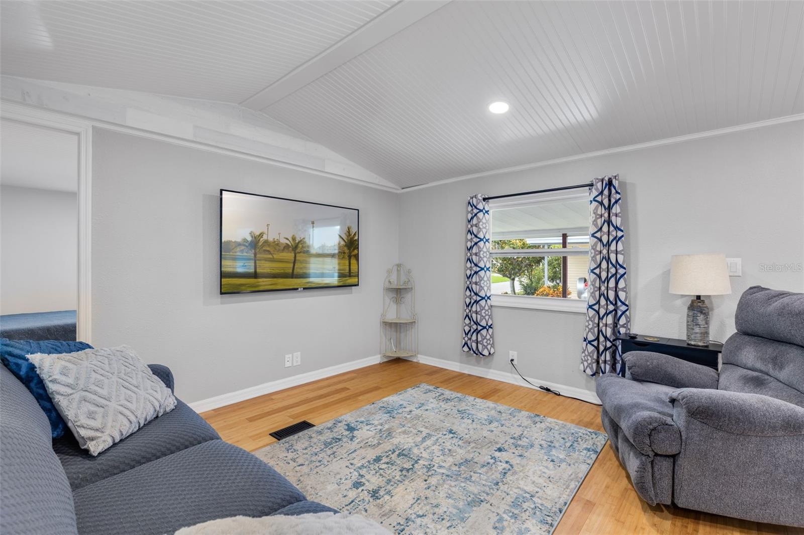 Image 10 of 44 For 47 Cocos Plumosa Drive
