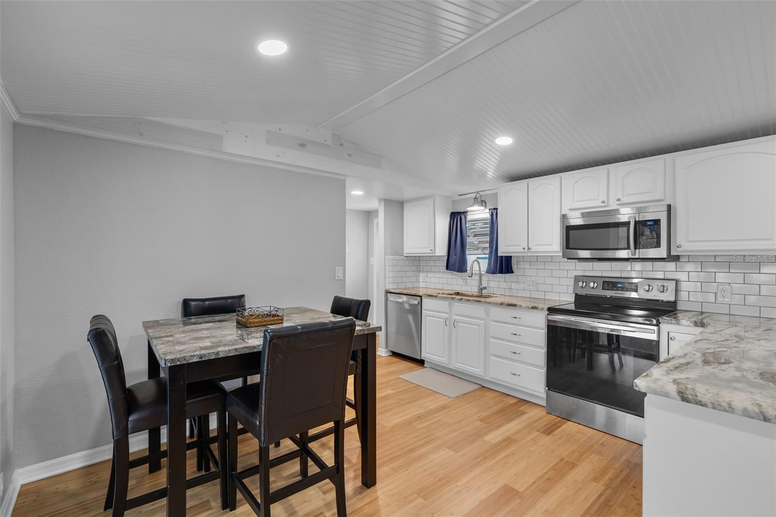 Image 11 of 44 For 47 Cocos Plumosa Drive