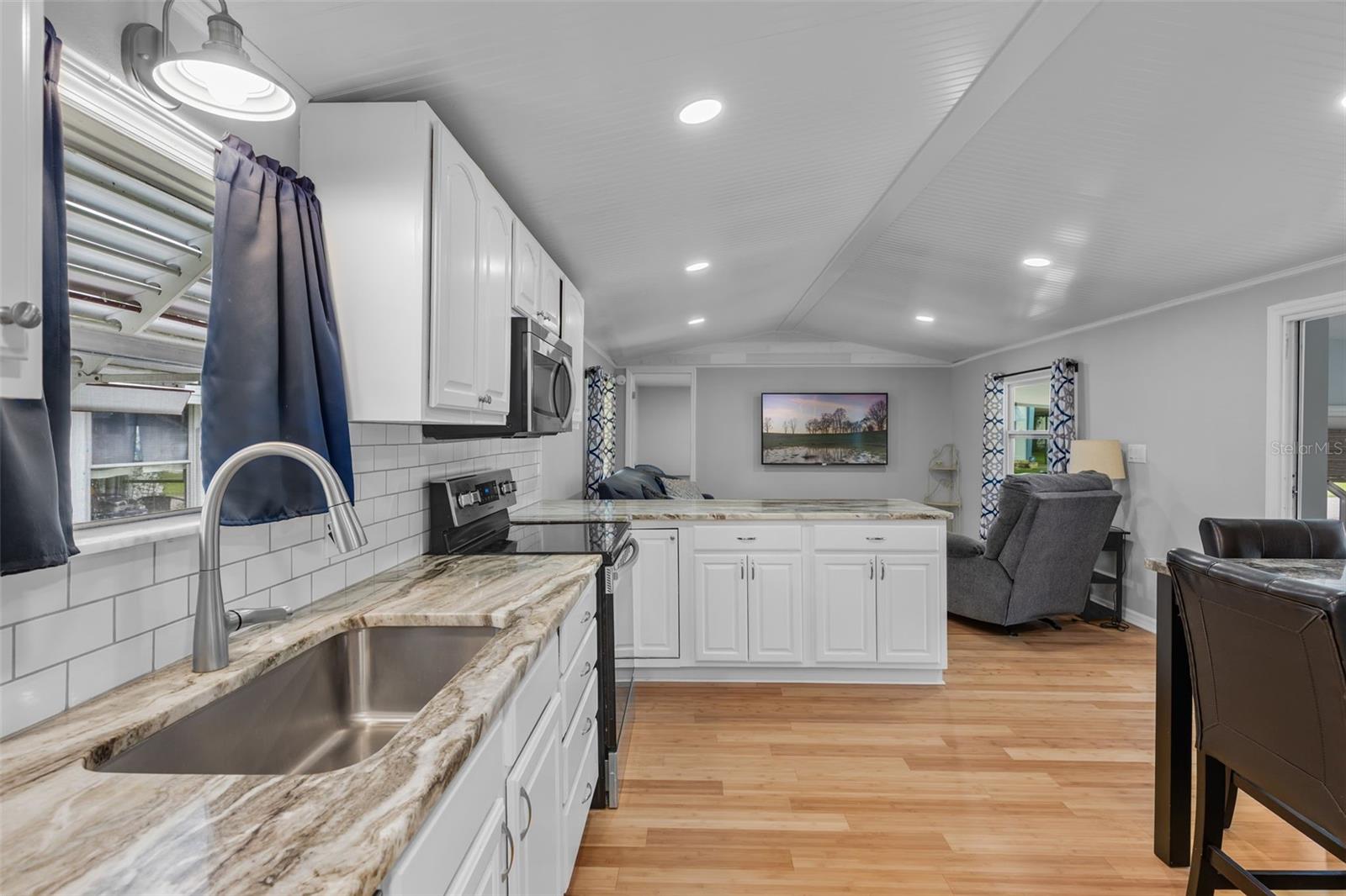 Image 12 of 44 For 47 Cocos Plumosa Drive