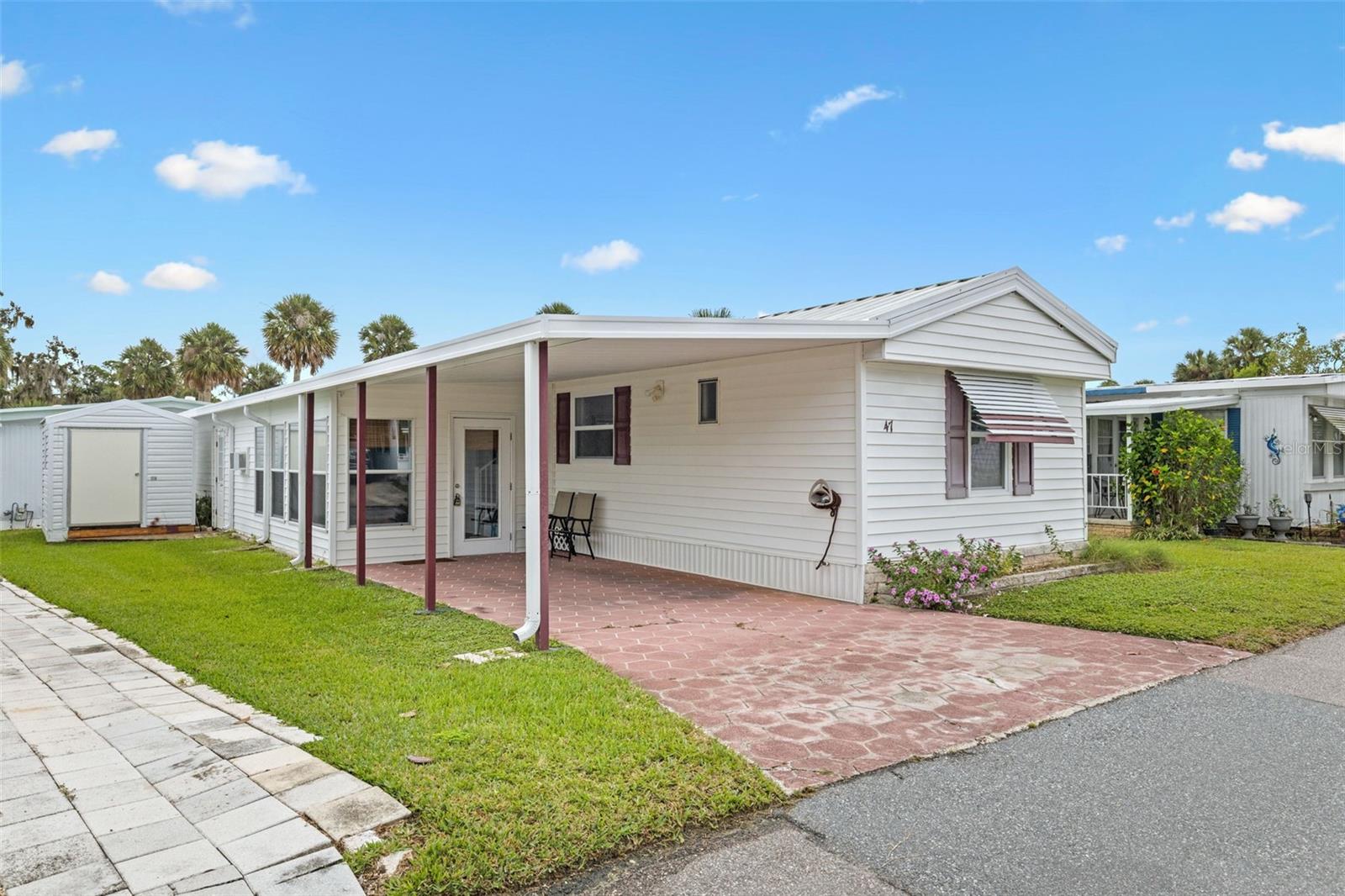 Image 4 of 44 For 47 Cocos Plumosa Drive
