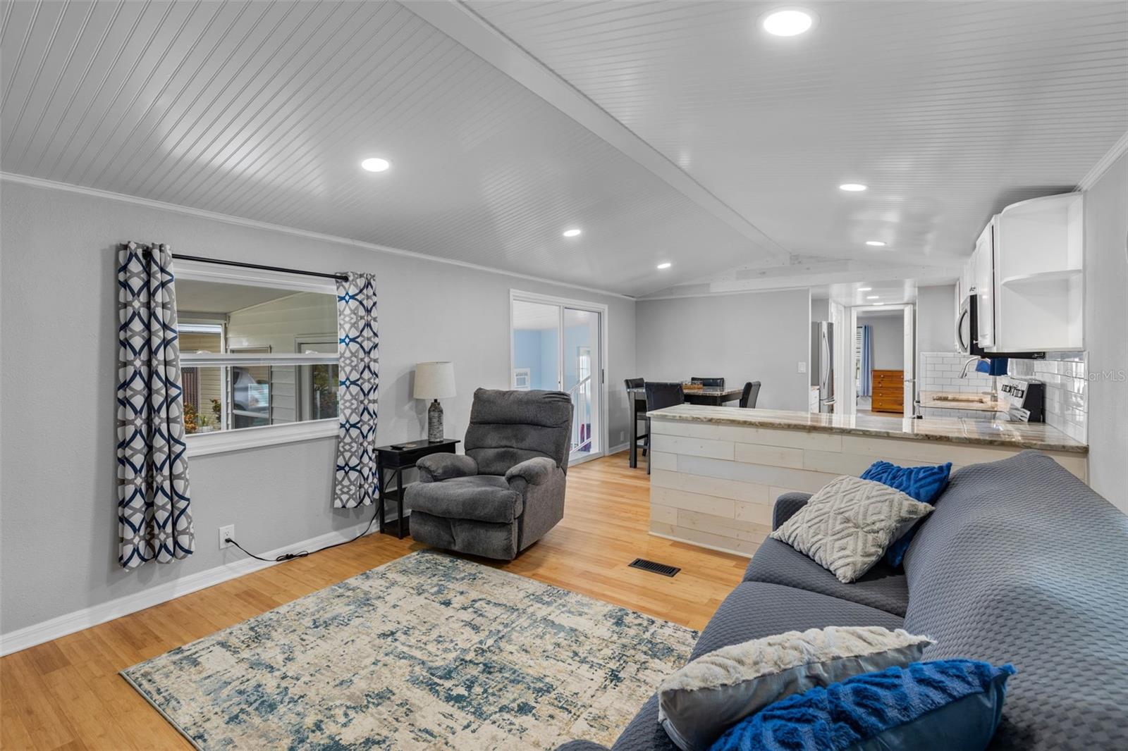 Image 7 of 44 For 47 Cocos Plumosa Drive