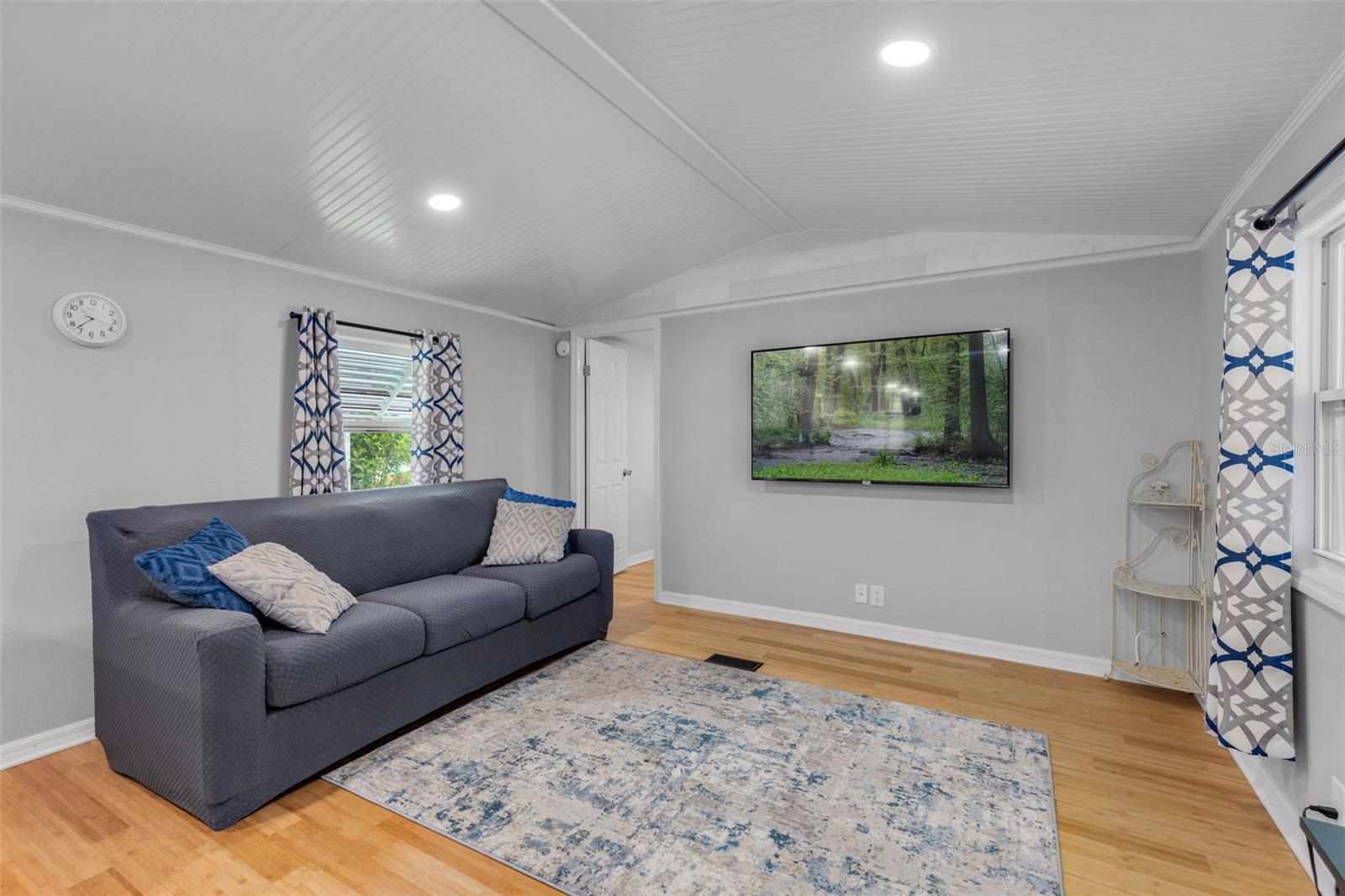 Image 9 of 44 For 47 Cocos Plumosa Drive