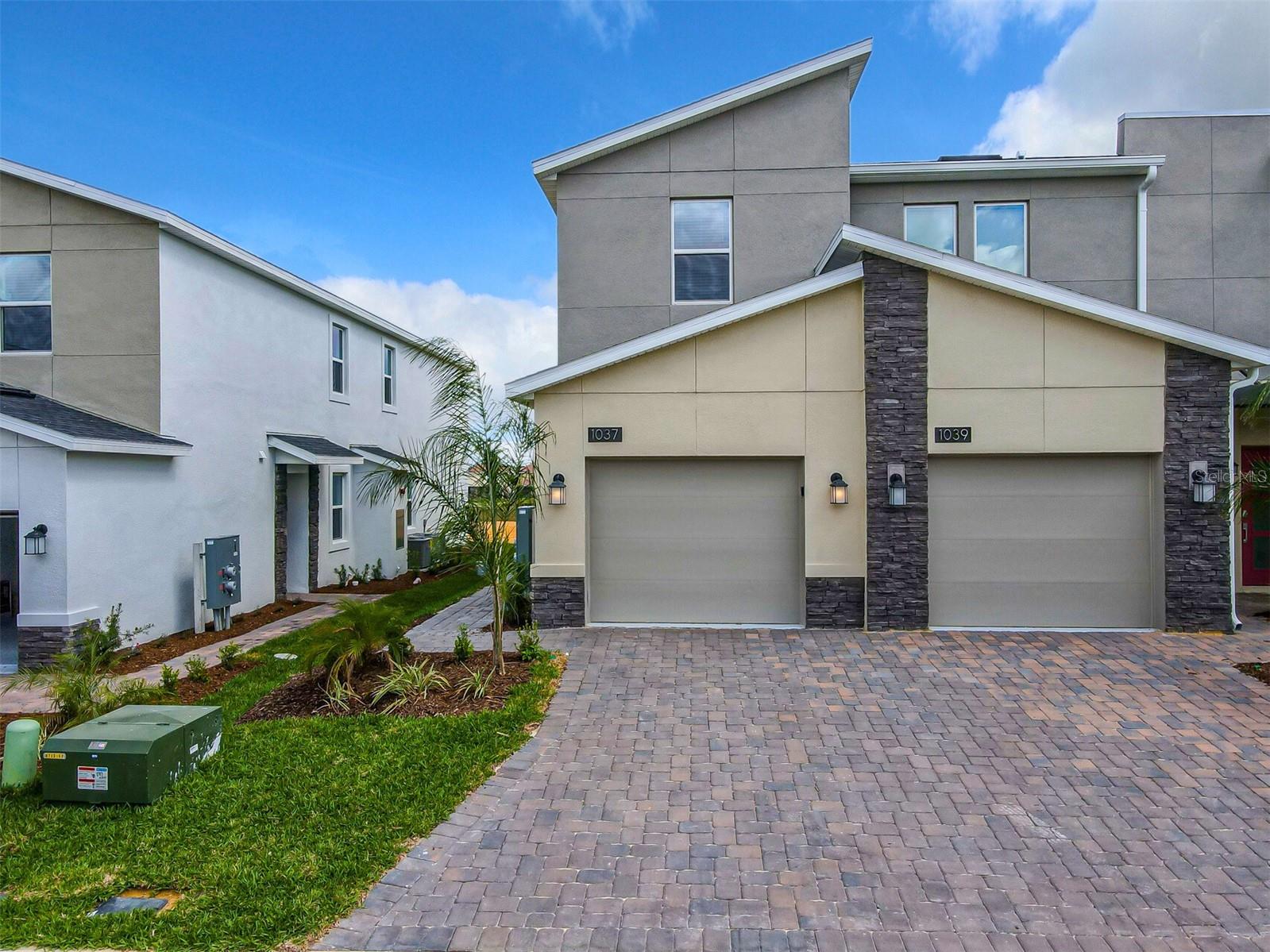 Image 3 of 46 For 1037 Splash Shot Place