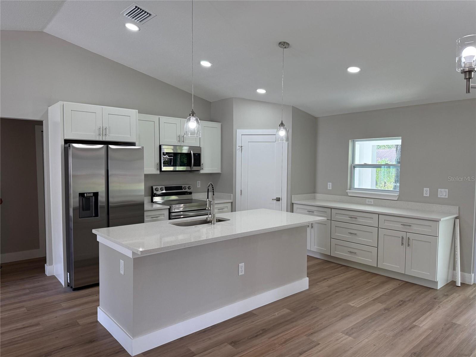 Listing photo id 0 for 1884 Quaker Lane