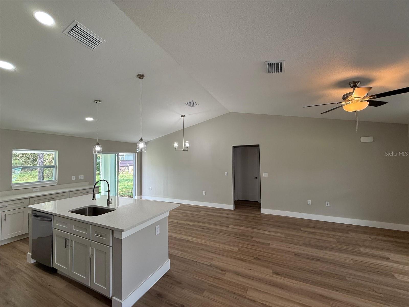 Listing photo id 3 for 1884 Quaker Lane