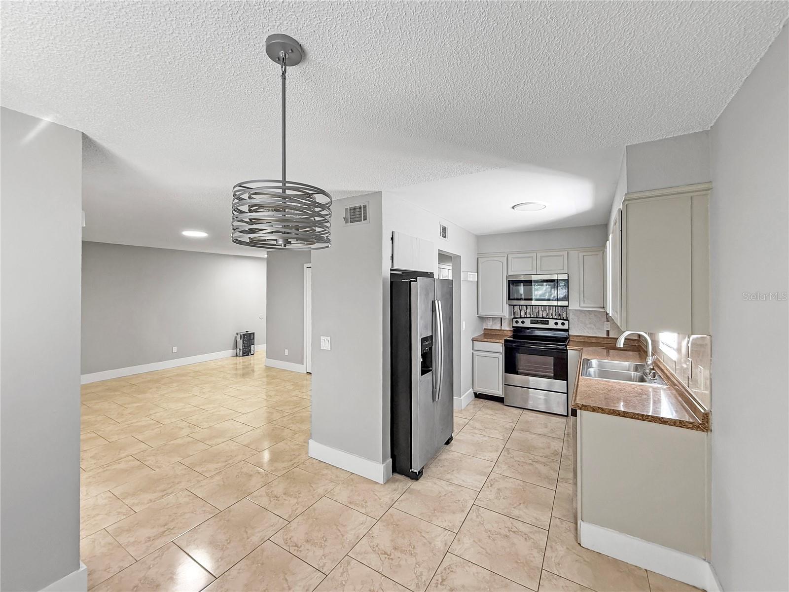 Image 3 of 11 For 46 Fairfax Avenue 40