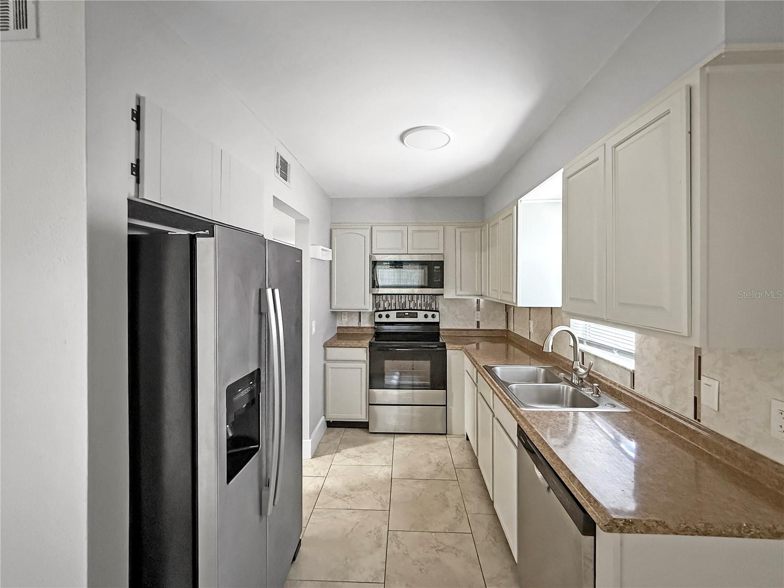 Image 4 of 11 For 46 Fairfax Avenue 40
