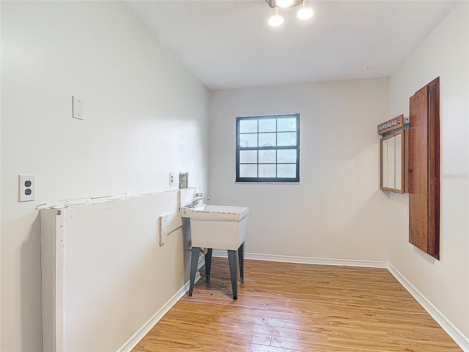 Image 20 of 33 For 318 Mitnik Drive