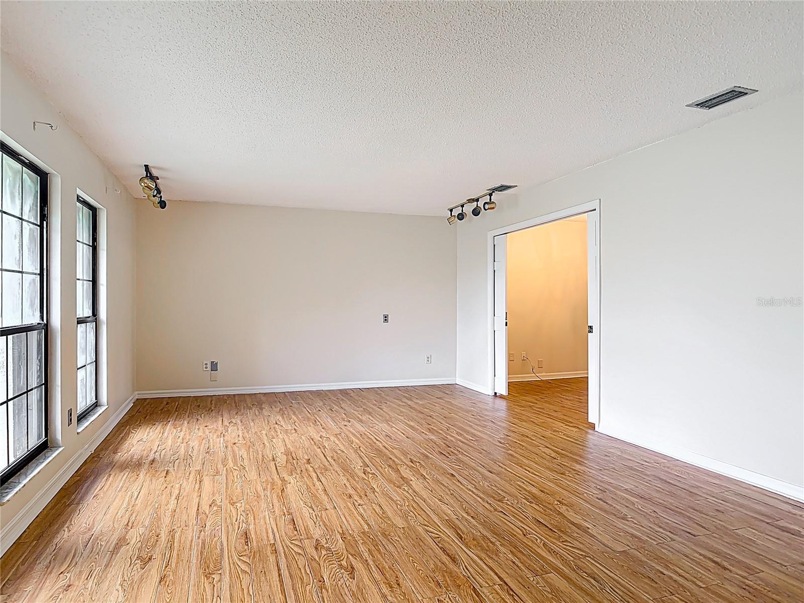 Image 6 of 33 For 318 Mitnik Drive