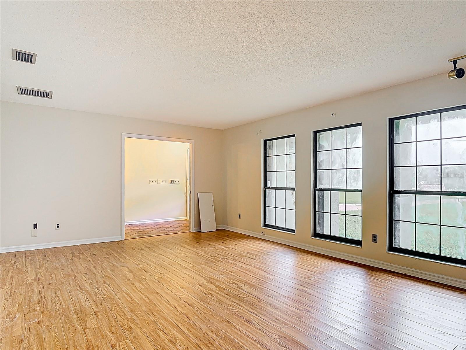 Image 7 of 33 For 318 Mitnik Drive