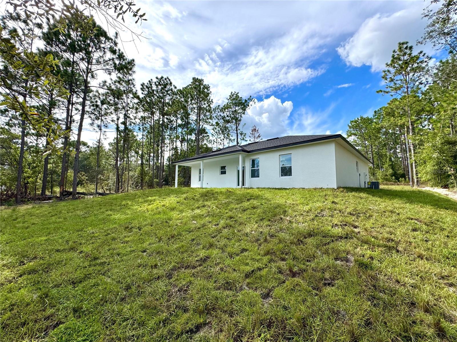 Listing photo id 7 for 1834 Linden Drive