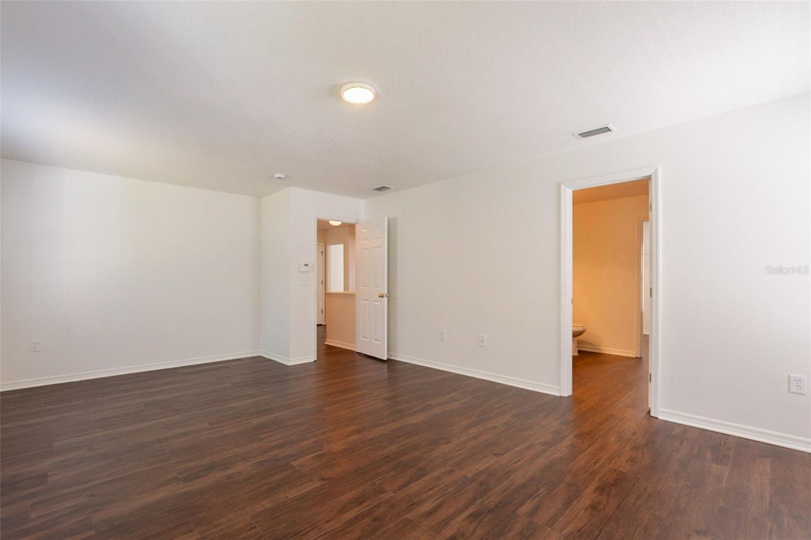 Image 28 of 45 For 6924 Lake Eaglebrooke Drive