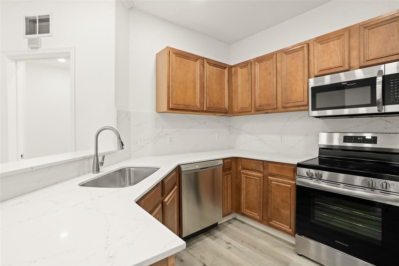 Image 13 of 42 For 6119 Metrowest Boulevard 106