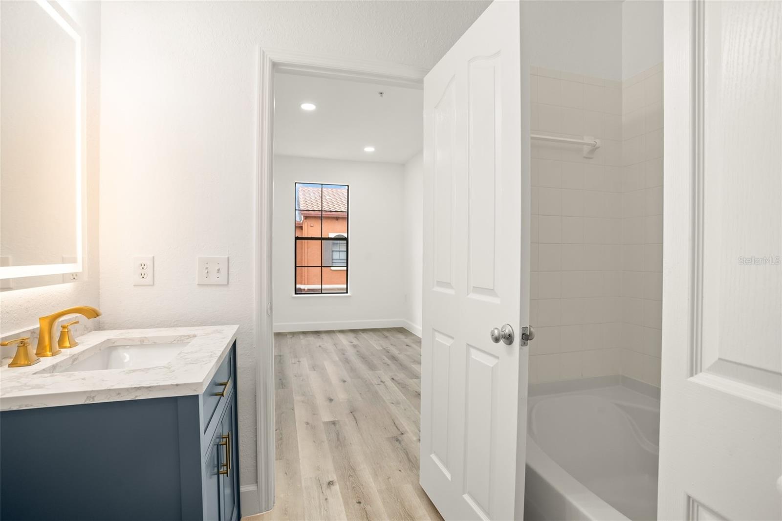 Image 21 of 42 For 6119 Metrowest Boulevard 106