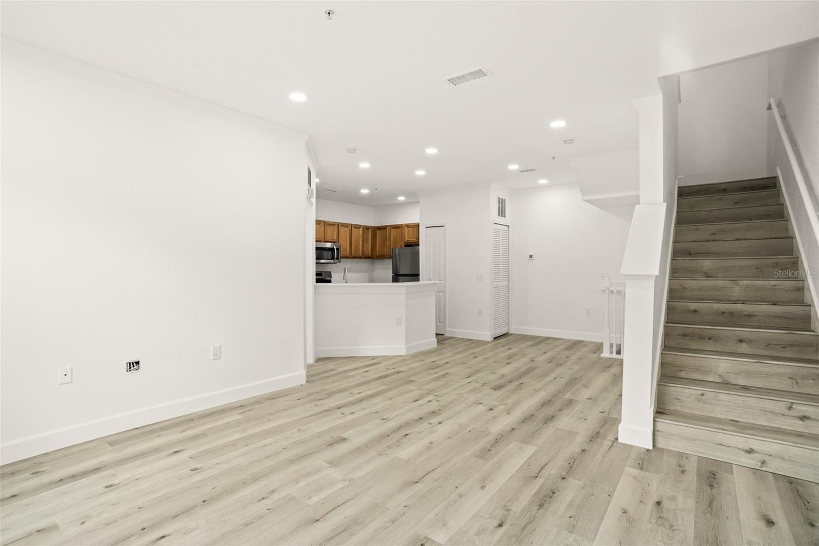 Image 8 of 42 For 6119 Metrowest Boulevard 106