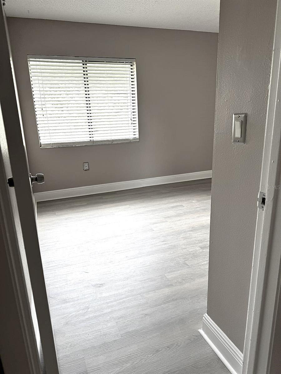 Image 17 of 21 For 5225 Vineland Road 5225