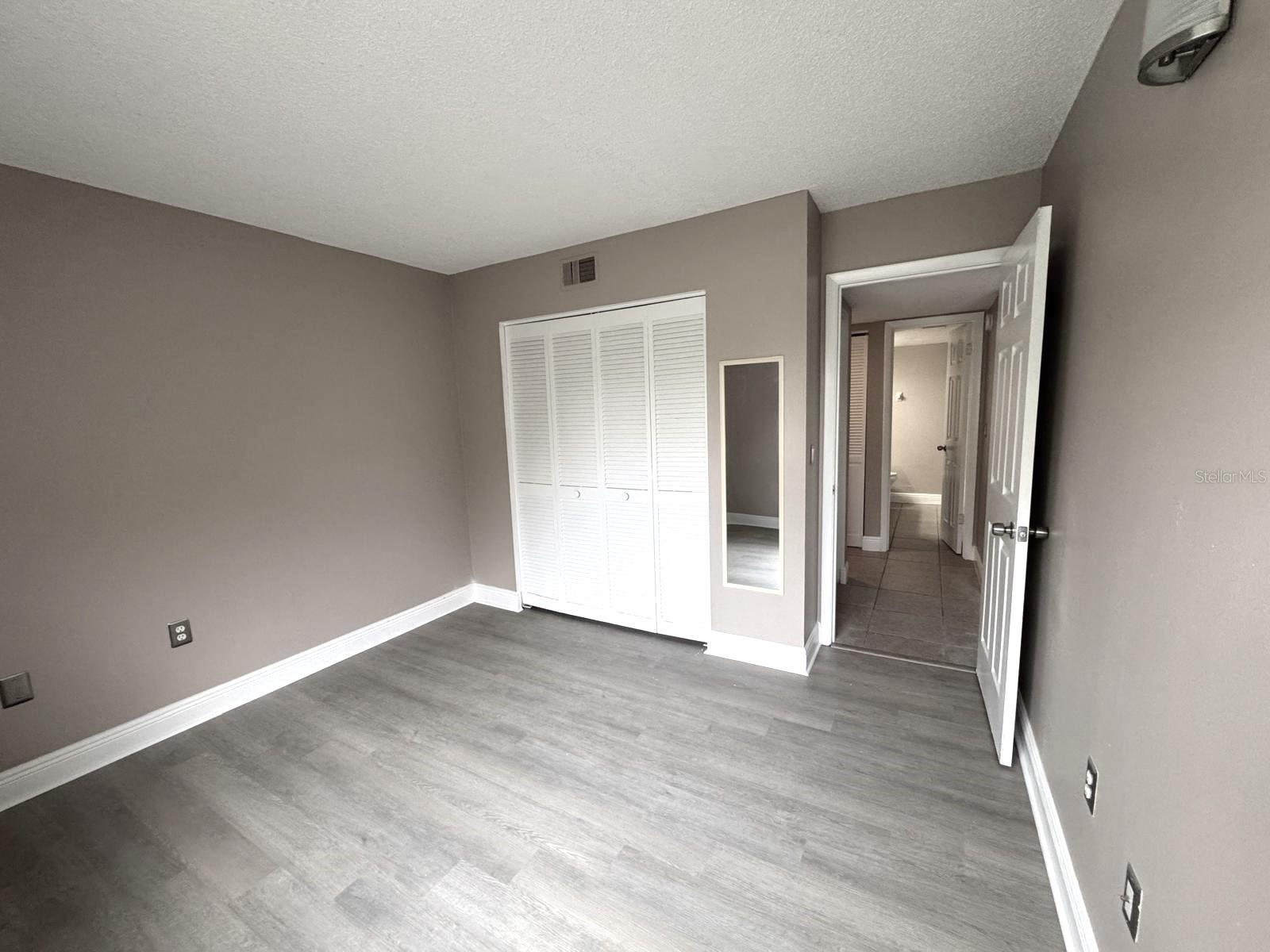 Image 18 of 21 For 5225 Vineland Road 5225