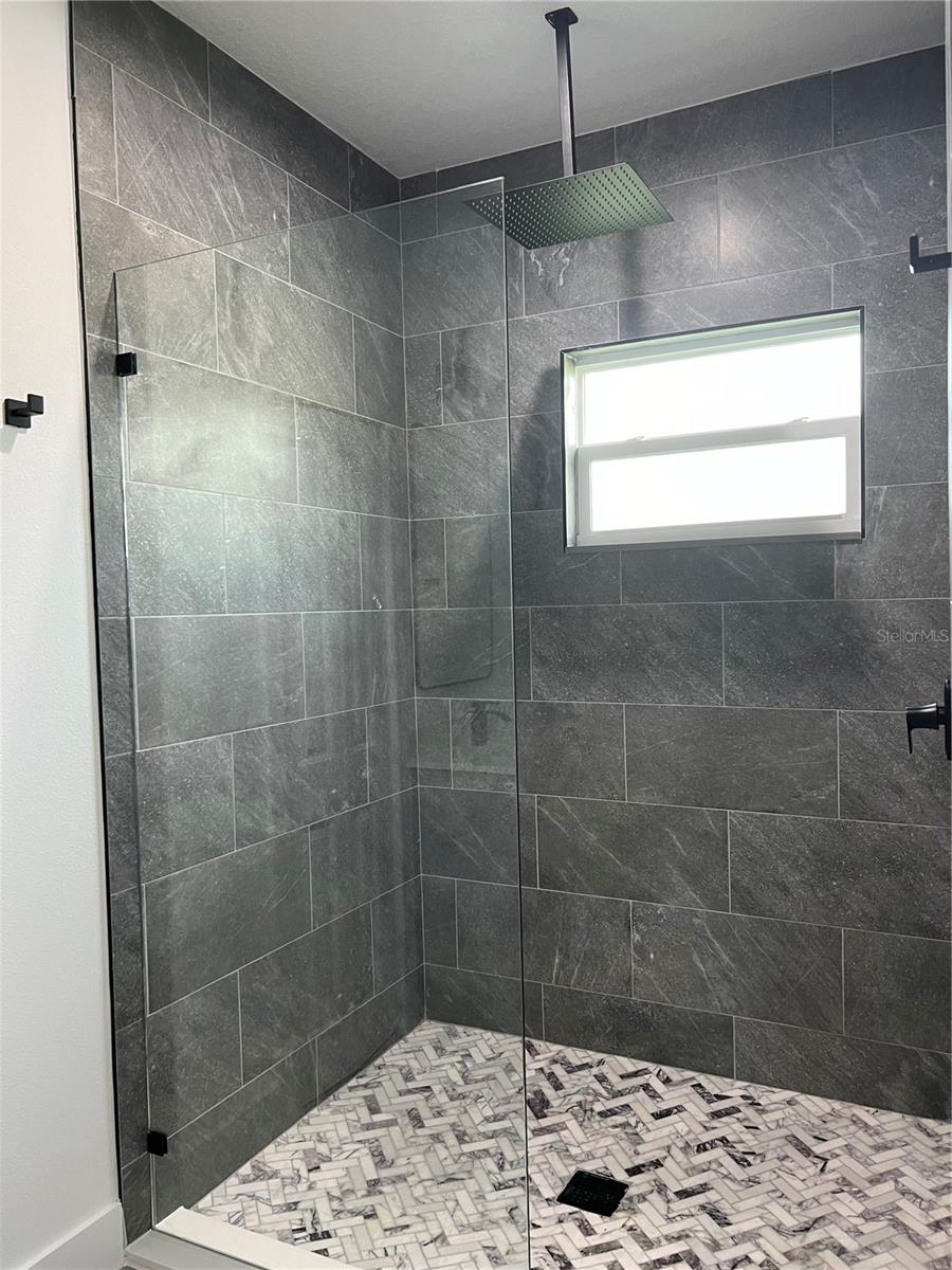 Image 14 of 28 For 200 Farley Street Sw