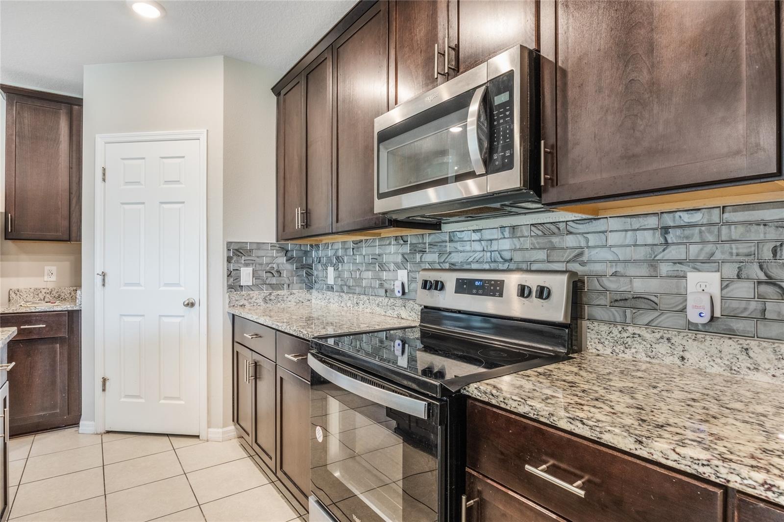 Image 9 of 27 For 905 Cambridge Drive