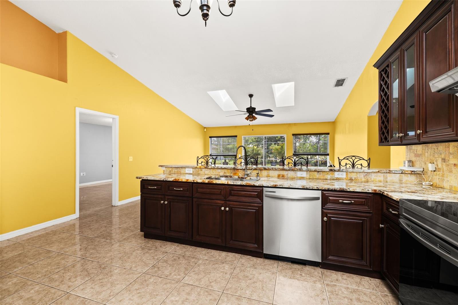 Image 19 of 57 For 846 Blanc Court