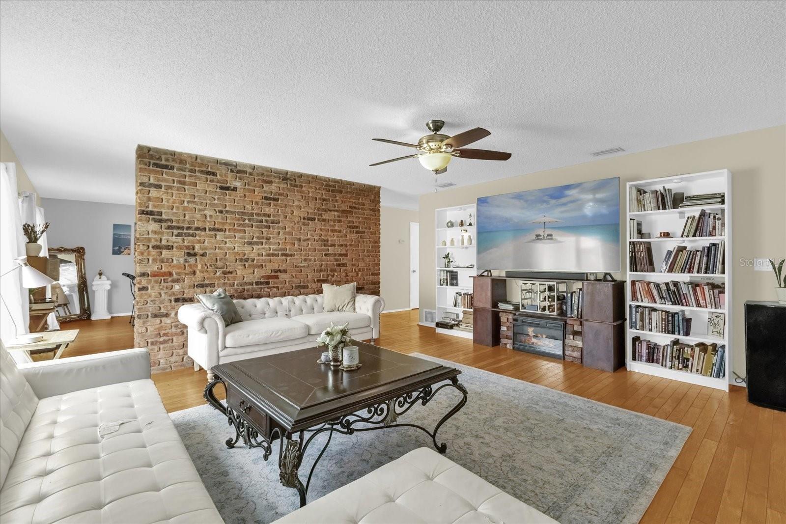 Image 4 of 31 For 5012 The Oaks Circle