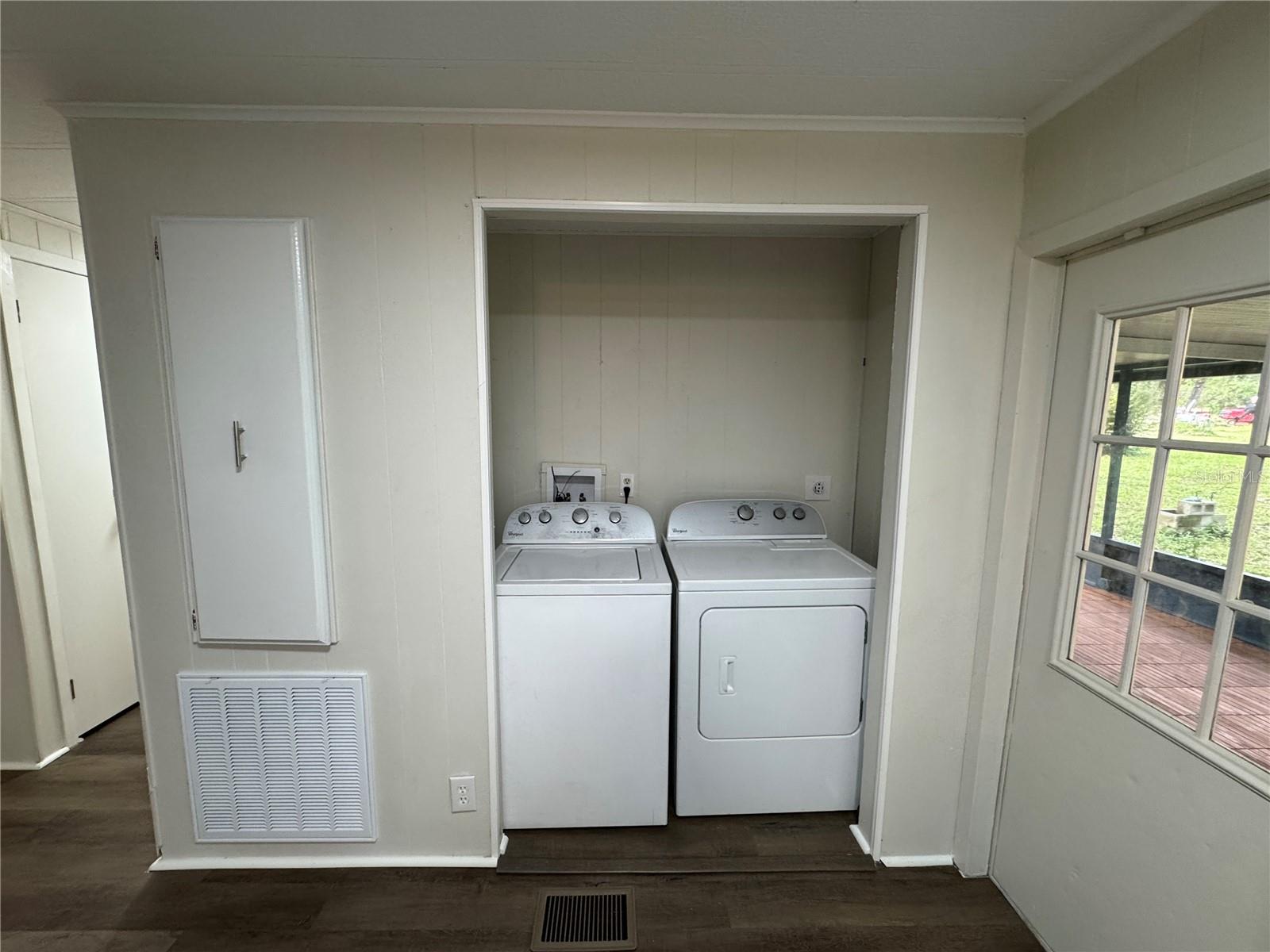 Listing photo id 11 for 8210 Cove Point