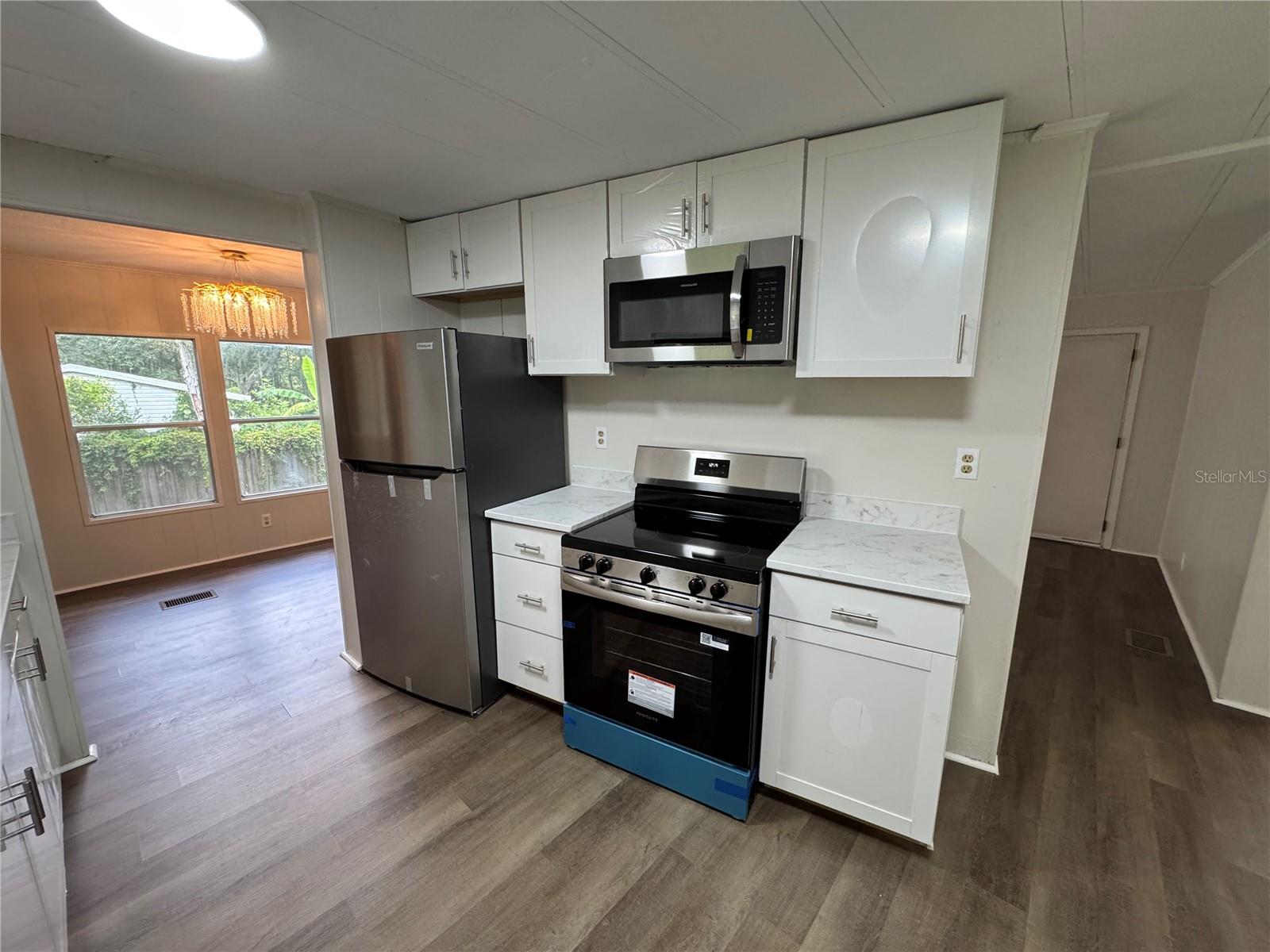 Listing photo id 13 for 8210 Cove Point