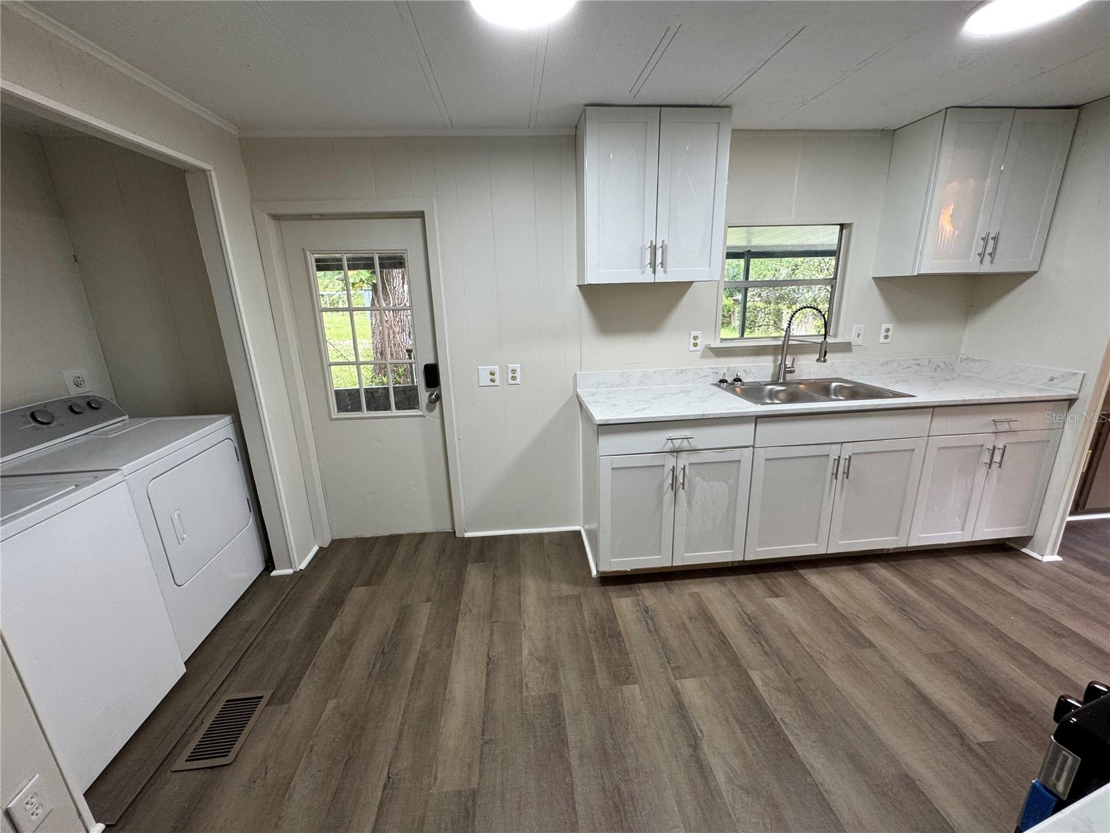 Listing photo id 14 for 8210 Cove Point